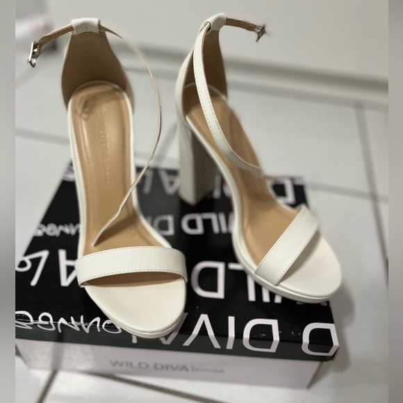 White heels - Picture 2 of 4